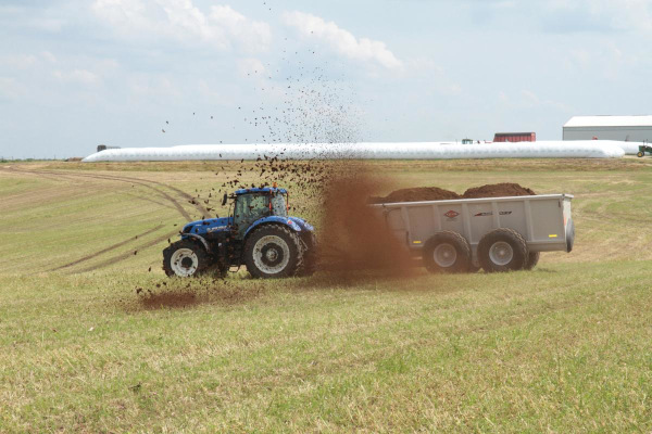 Kuhn | SLC 100 Series | Model SLC 141 Trailer for sale at White's Farm Supply