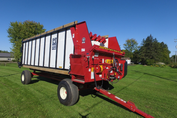 Meyer Farm | Meyer Feederbox | Model RT, RTX & 8200 for sale at White's Farm Supply