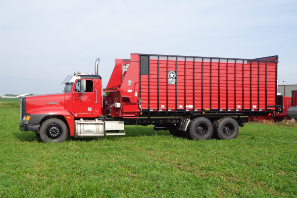 Meyer Farm | RTX600 Series Front Unload | Model RTX620 for sale at White's Farm Supply