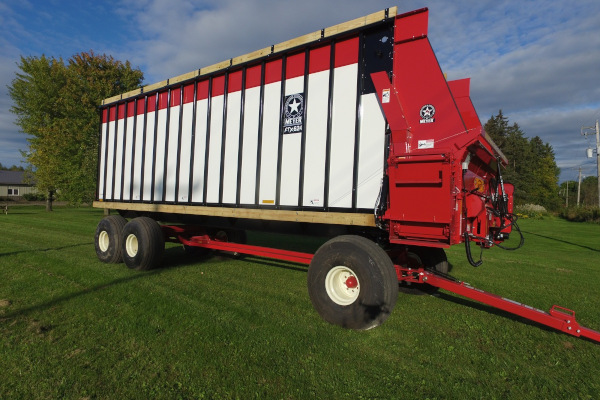 Meyer Farm | RTX600 Series Front Unload | Model RTX624 for sale at White's Farm Supply